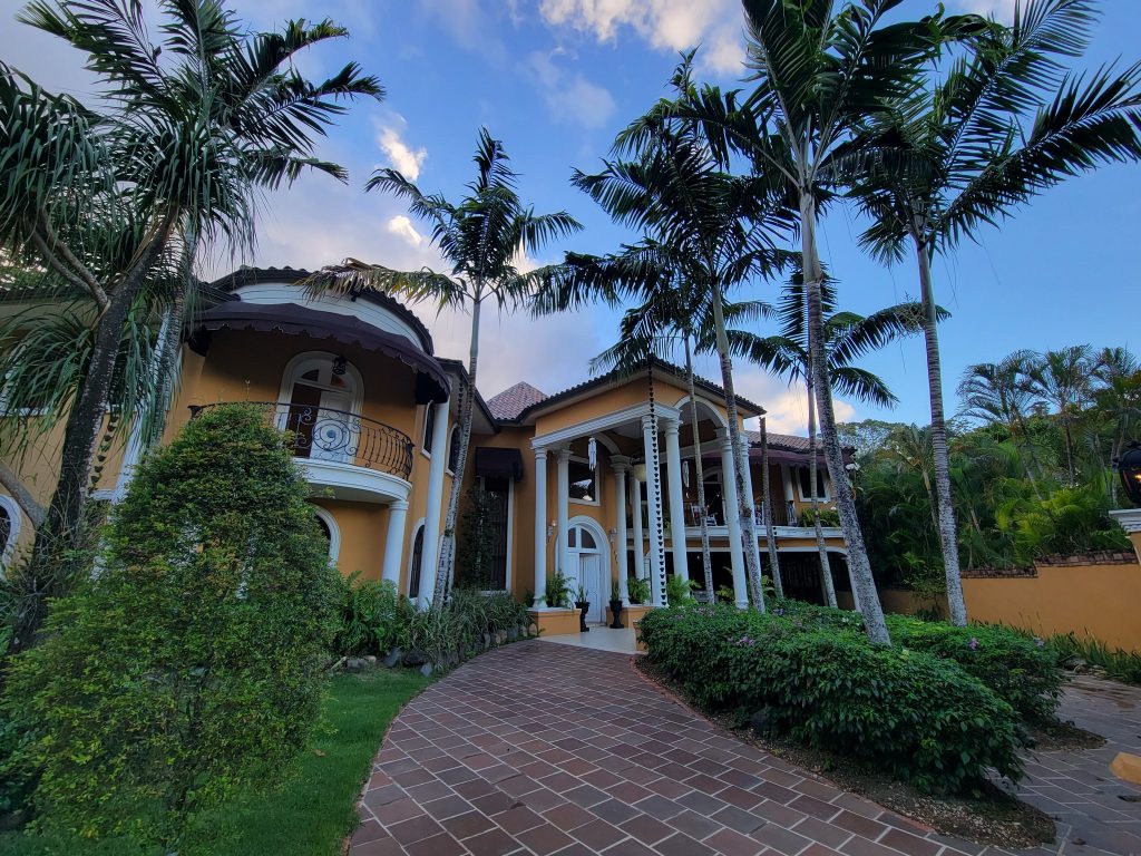 Amplia residencia de estilo neoclásico en Arroyo Manzano: Espacio, lujo y seguridad