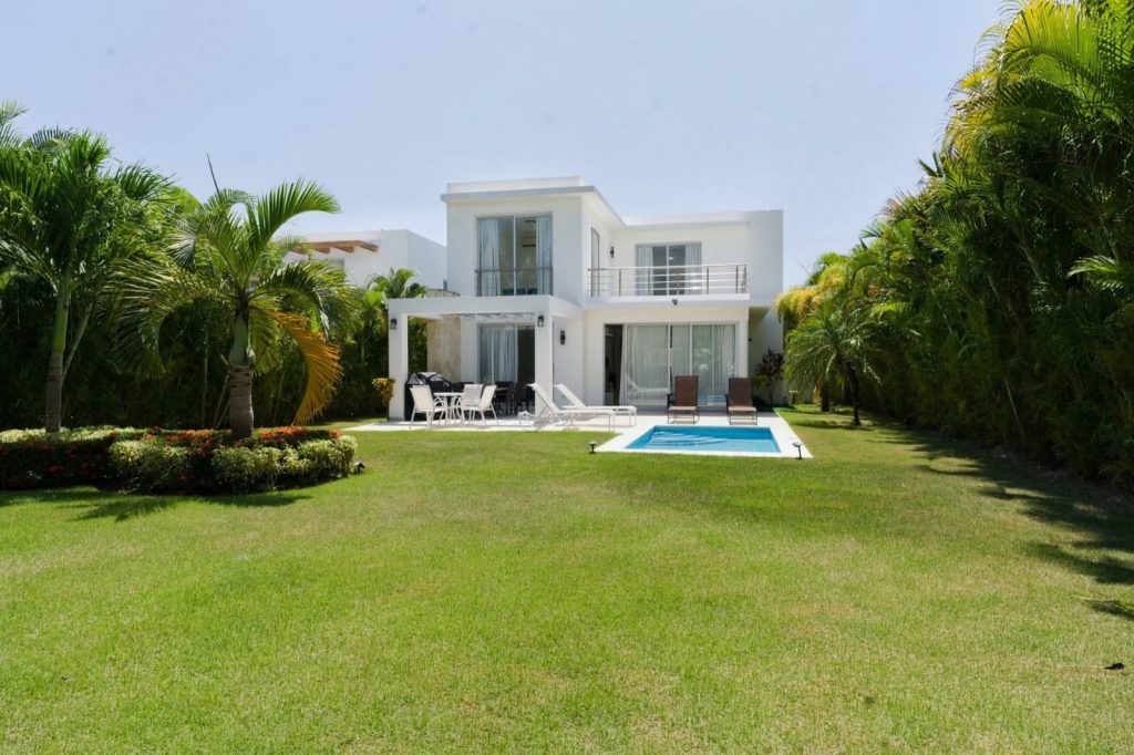 Invertir en Playa Nueva Romana: Villa amueblada a pasos del mar
