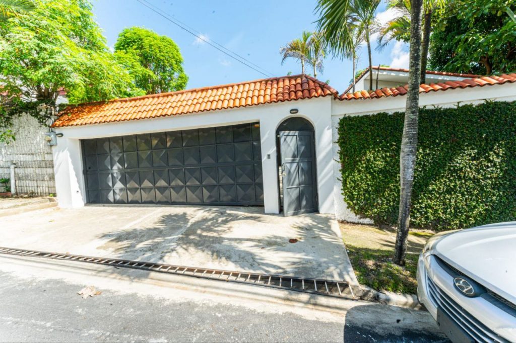 Amplia Residencia con Gran Terreno en Colinas del Seminario